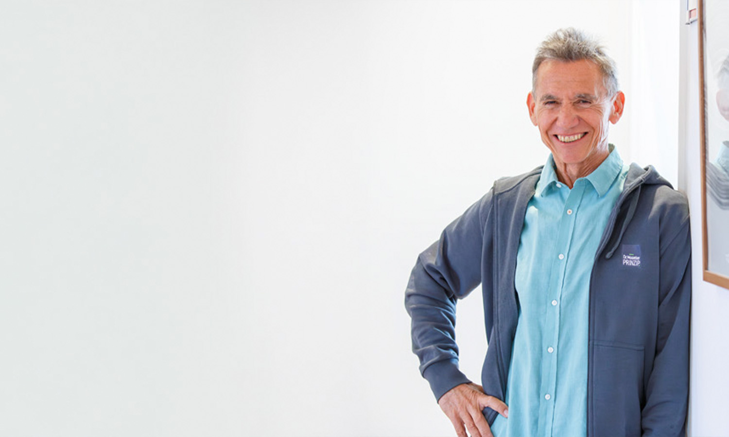 Dr. med. Kurt Mosetter steht in seiner Praxis in Konstanz